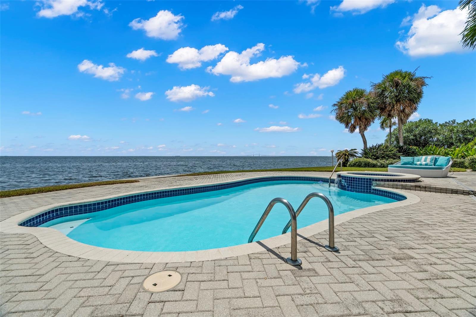 Listing photo id 51 for 200 Colony Point Road S