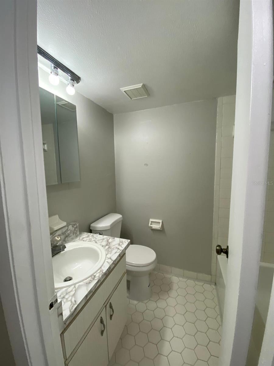 Image 9 of 11 For 650 Avenue J Nw 202