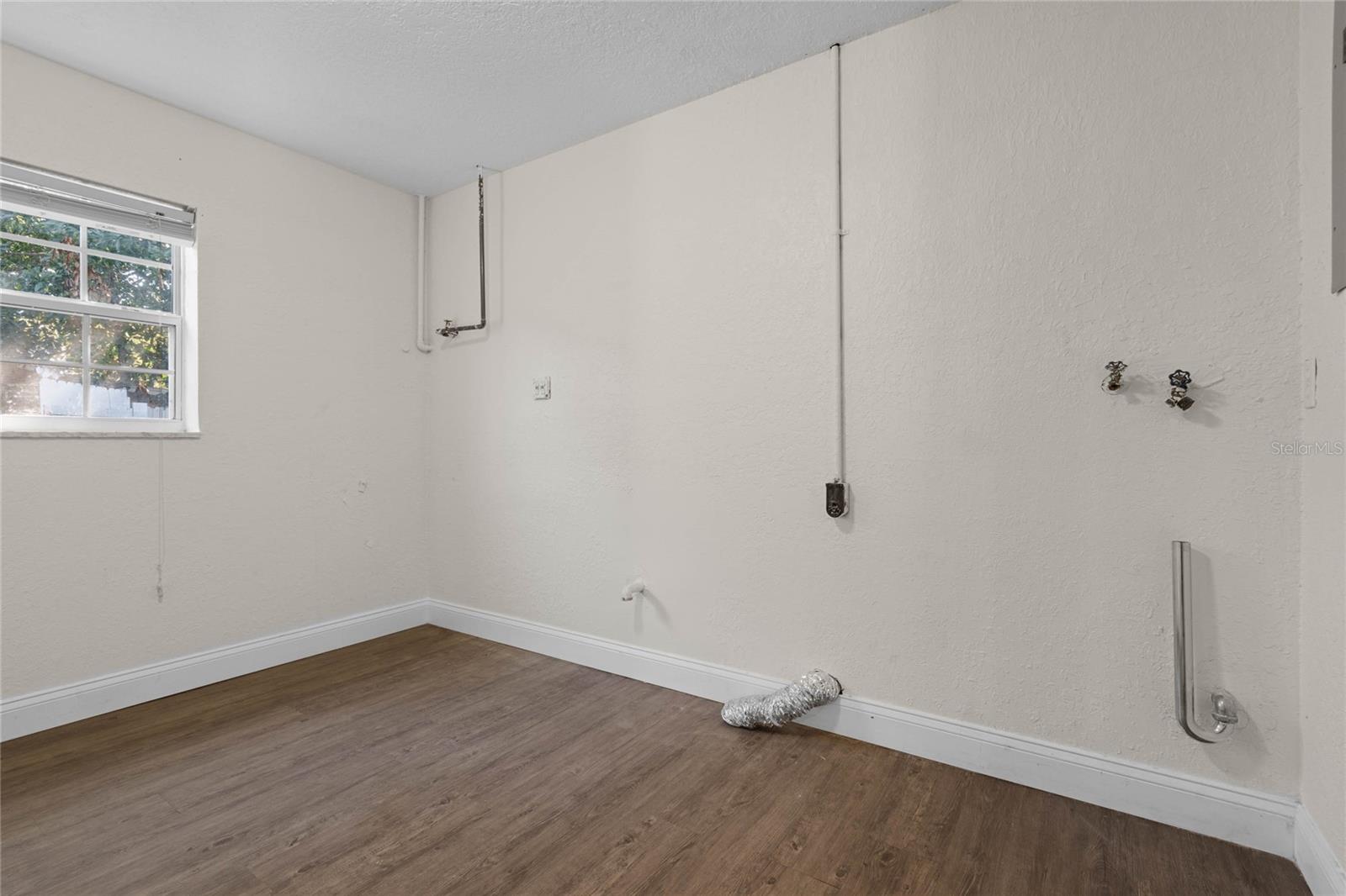 Image 19 of 49 For 2259 Howland Boulevard