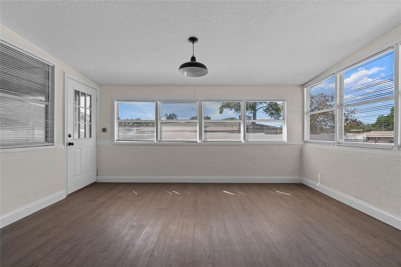 Image 28 of 49 For 2259 Howland Boulevard
