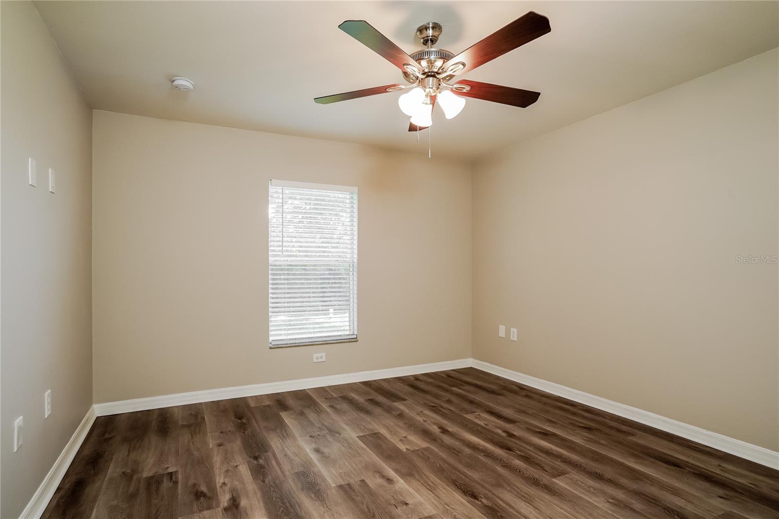 Image 9 of 16 For 747 7th Avenue