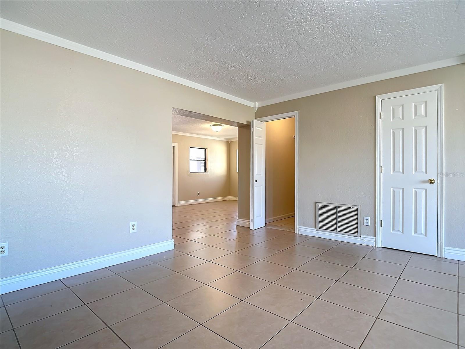 Image 13 of 56 For 1037 Poinsetta Street