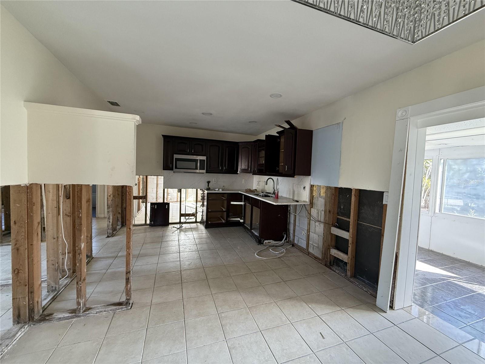 Image 8 of 18 For 6041 Venetian Boulevard Ne