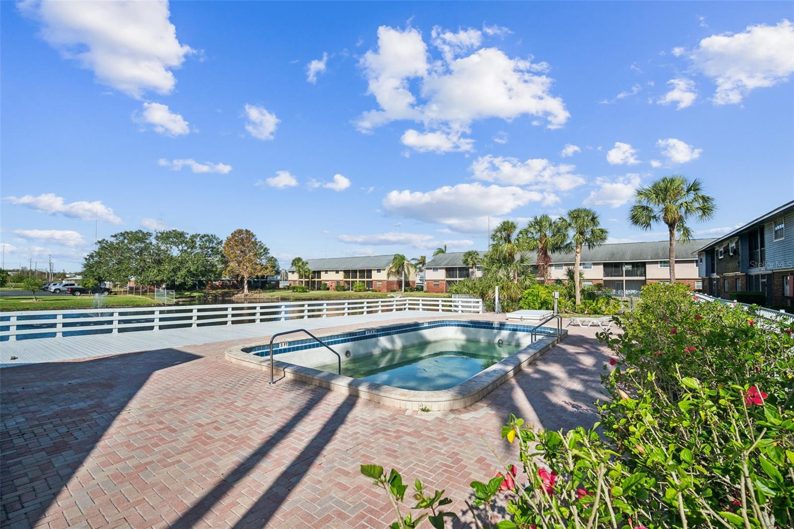 Listing photo id 23 for 200 Country Club Drive 1402