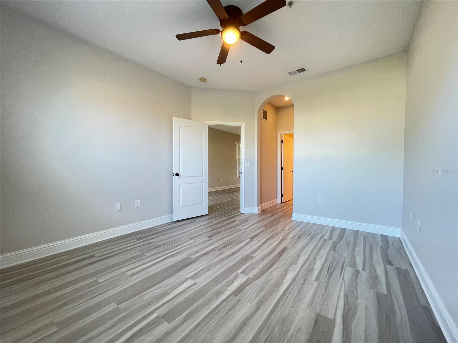 Image 18 of 41 For 2944 Oak Park Way 1453