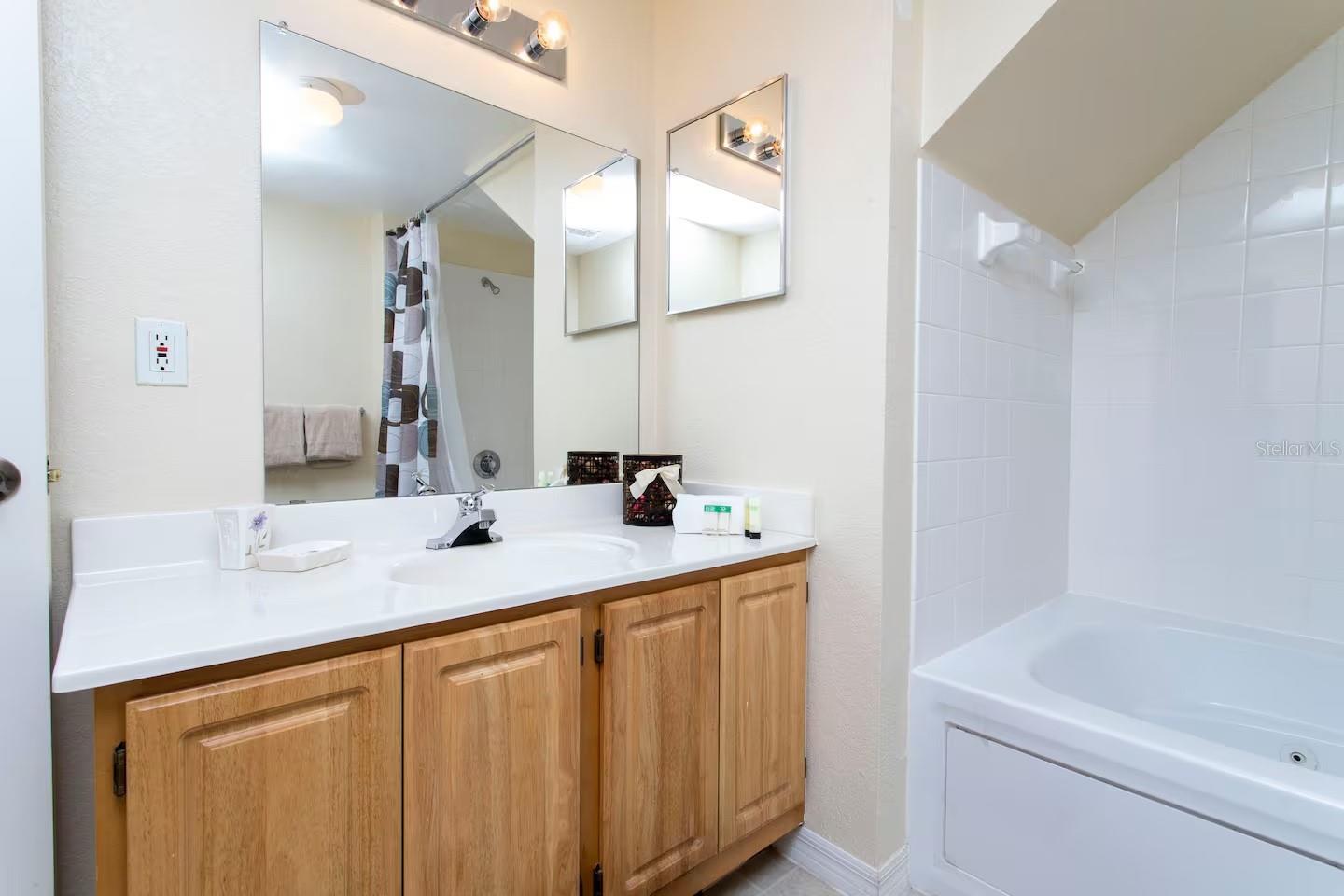 Image 9 of 33 For 4011 Venetian Bay Drive 106
