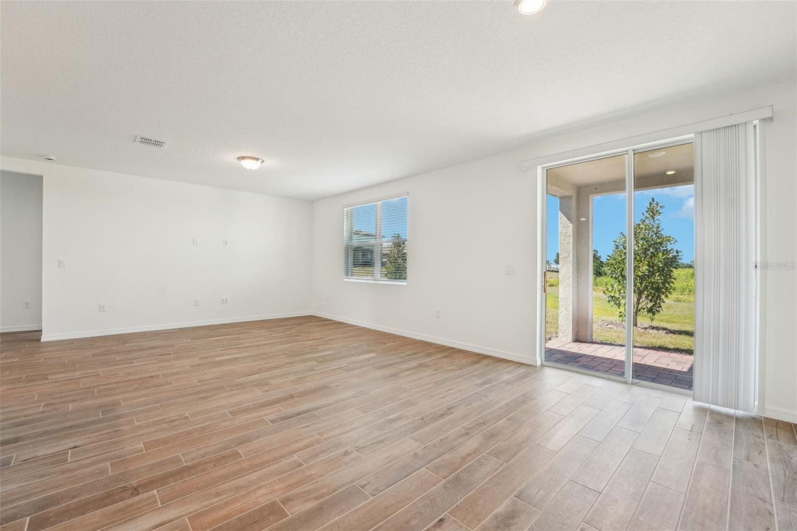Image 10 of 39 For 1124 Griffon Avenue