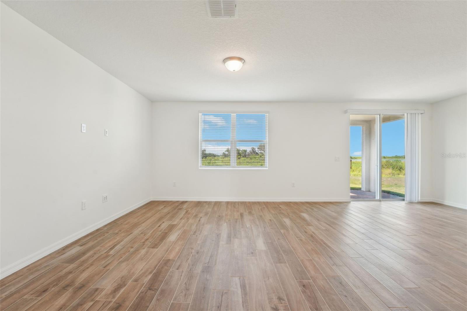Image 4 of 39 For 1124 Griffon Avenue