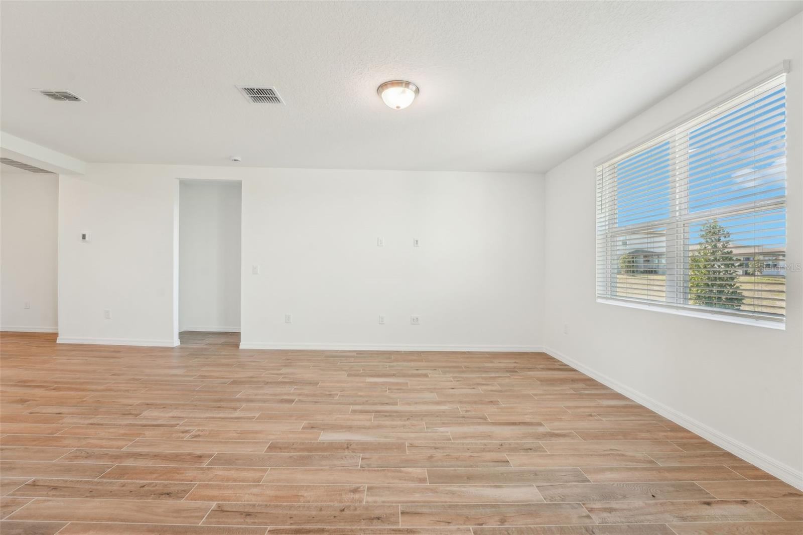 Image 6 of 39 For 1124 Griffon Avenue