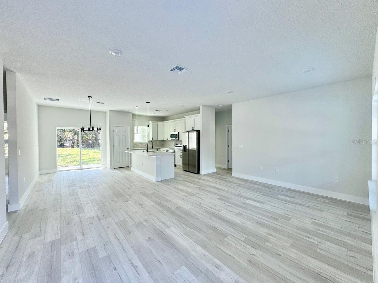 Listing photo id 10 for 9098 Bertin Drive