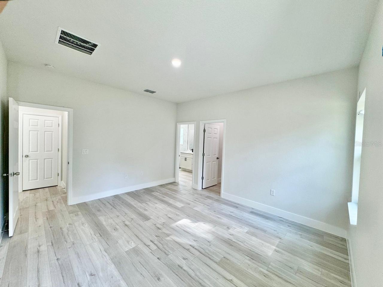 Listing photo id 17 for 9098 Bertin Drive