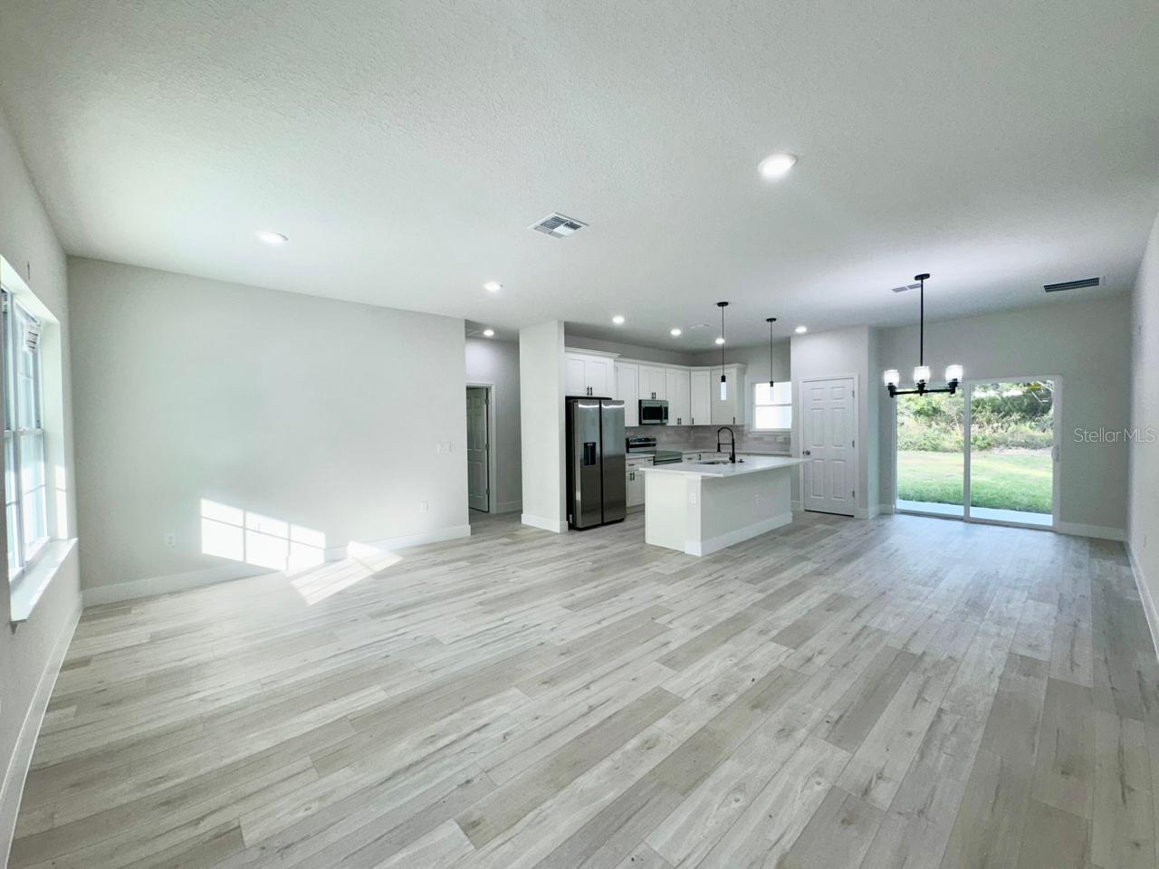 Listing photo id 8 for 8641 Paradisea Drive