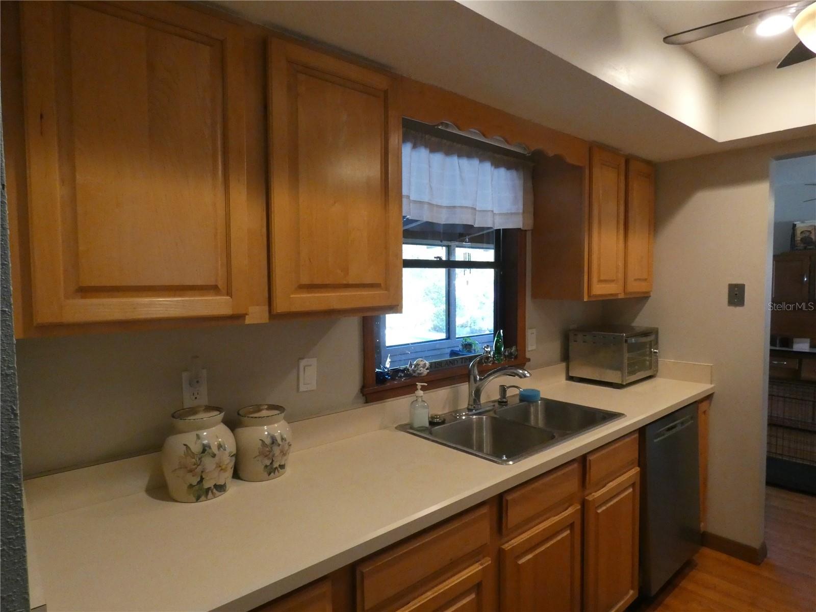 Image 6 of 22 For 749 Yorkshire Drive