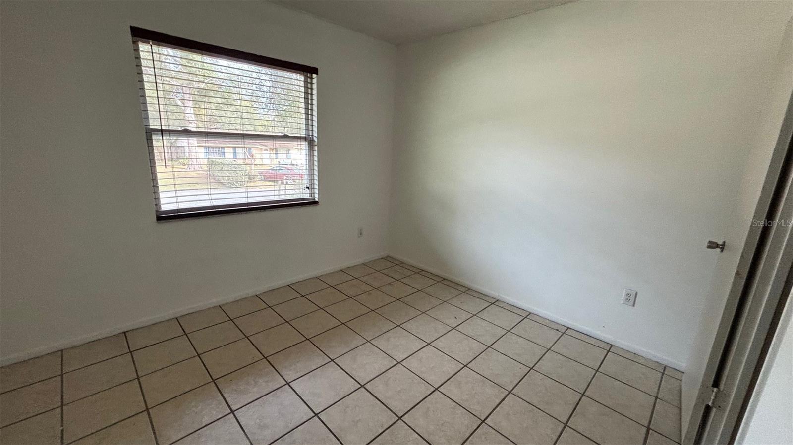 Image 8 of 14 For 990 Liskeard Avenue