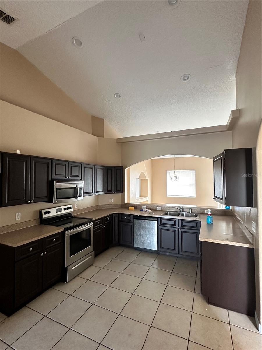 Image 10 of 29 For 975 Gascony Court