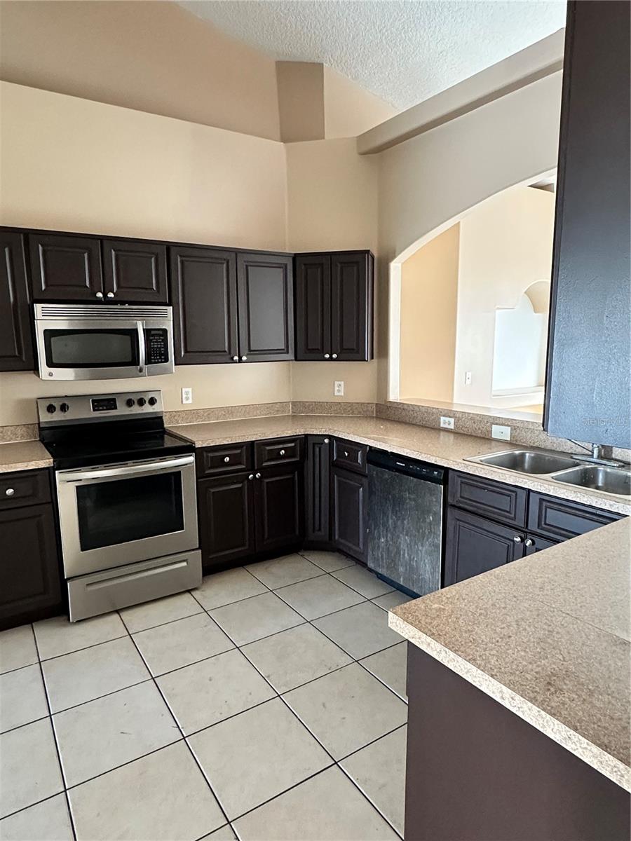 Image 12 of 29 For 975 Gascony Court