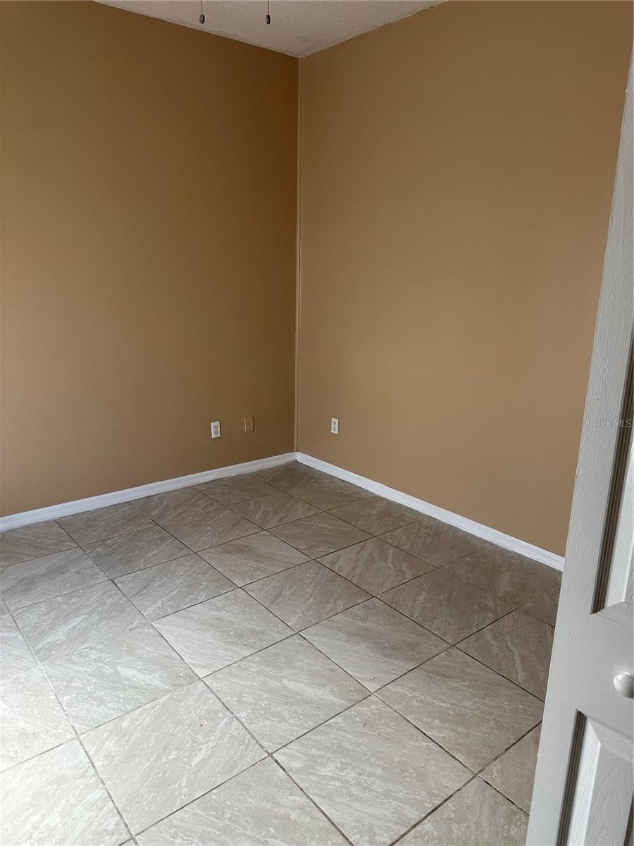 Image 15 of 29 For 975 Gascony Court