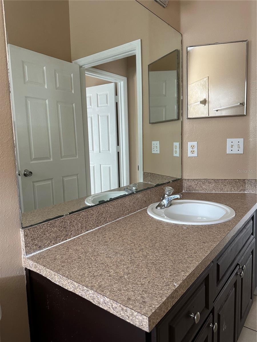 Image 19 of 29 For 975 Gascony Court