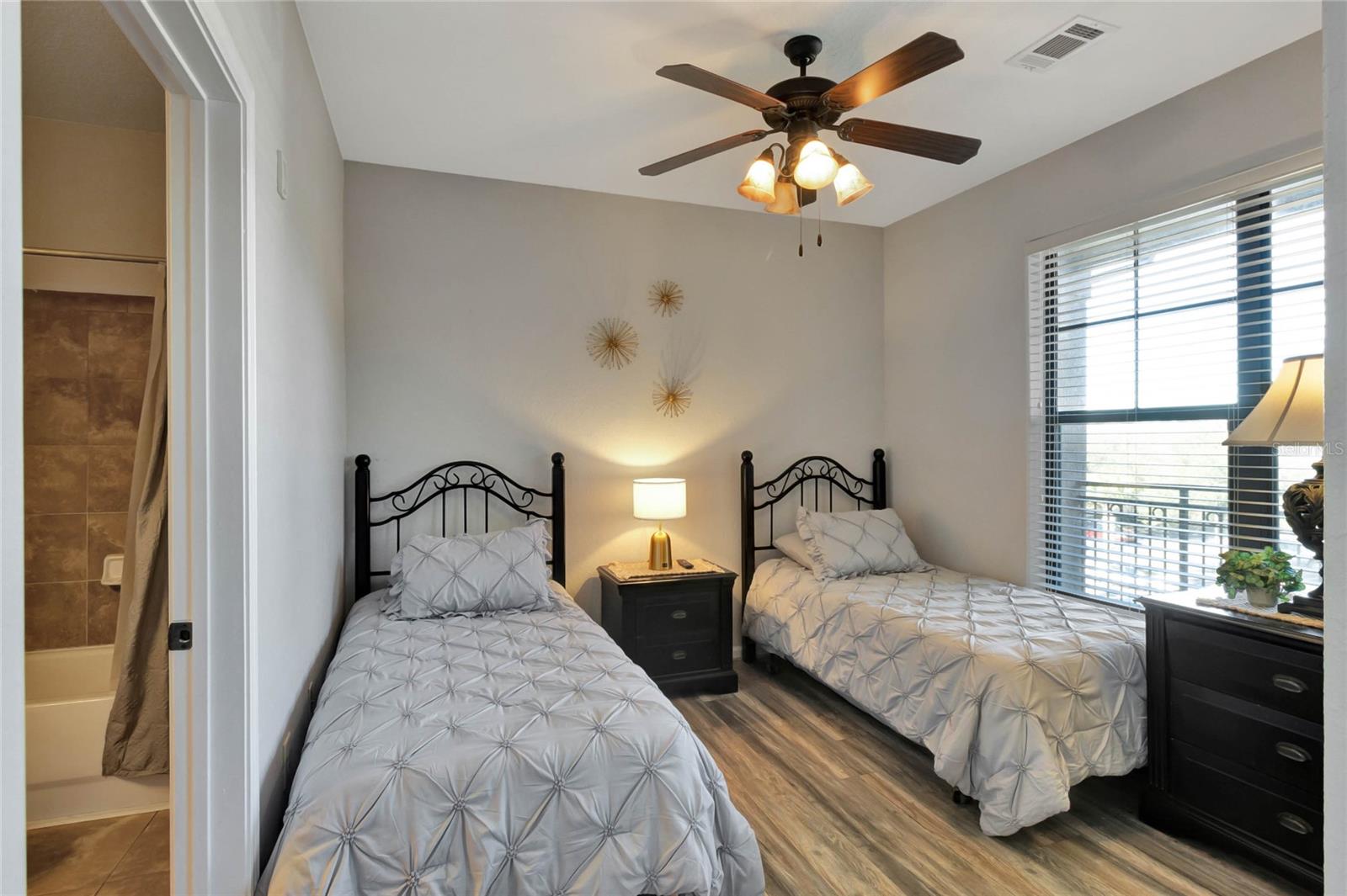 Image 4 of 16 For 904 Charo Parkway 536