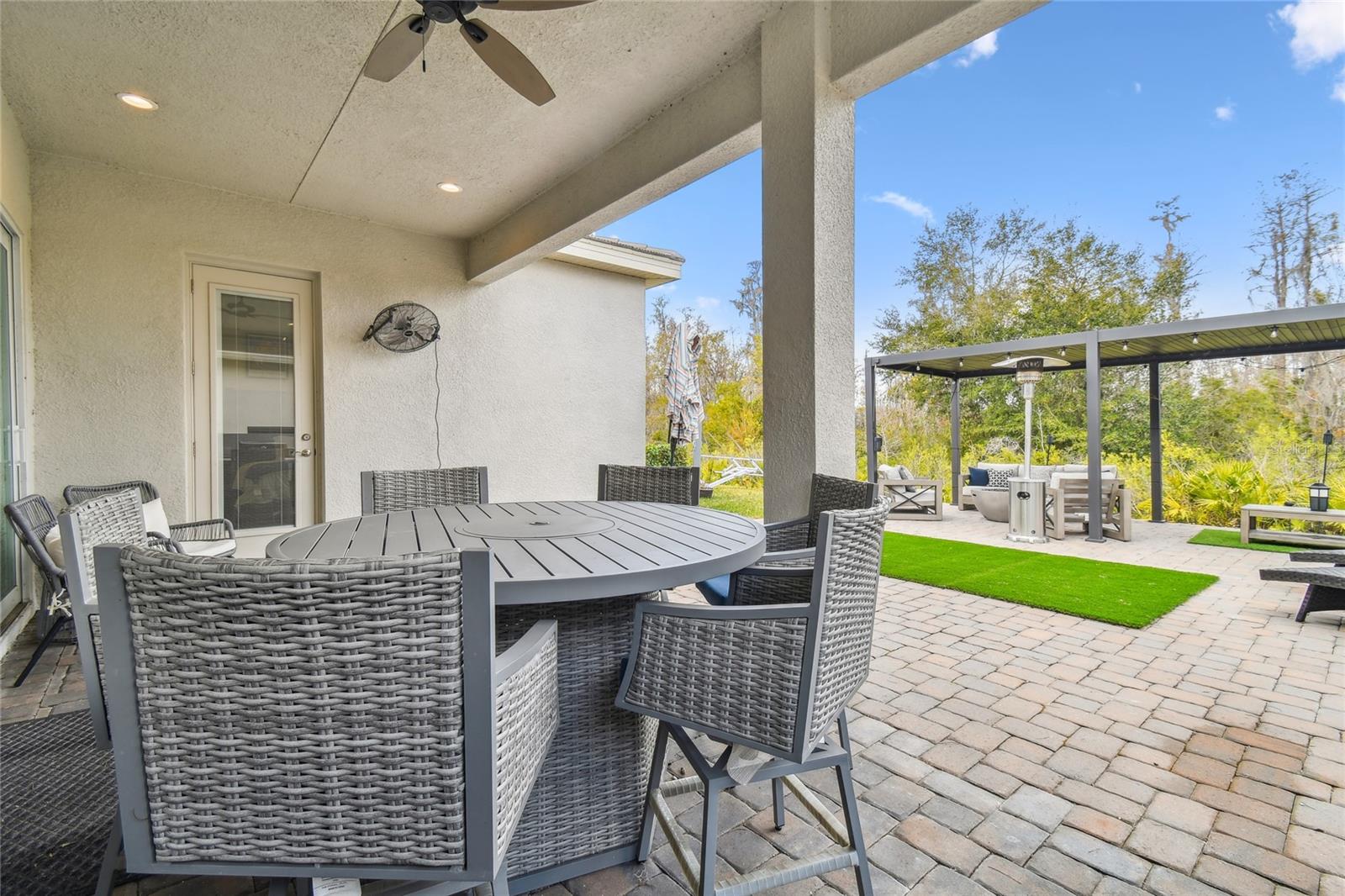 Listing photo id 65 for 3135 Great Banyan Way