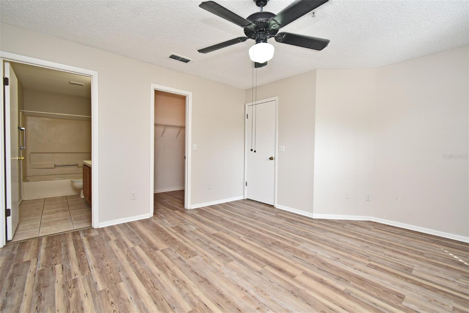Image 19 of 30 For 144 Reserve Circle 112