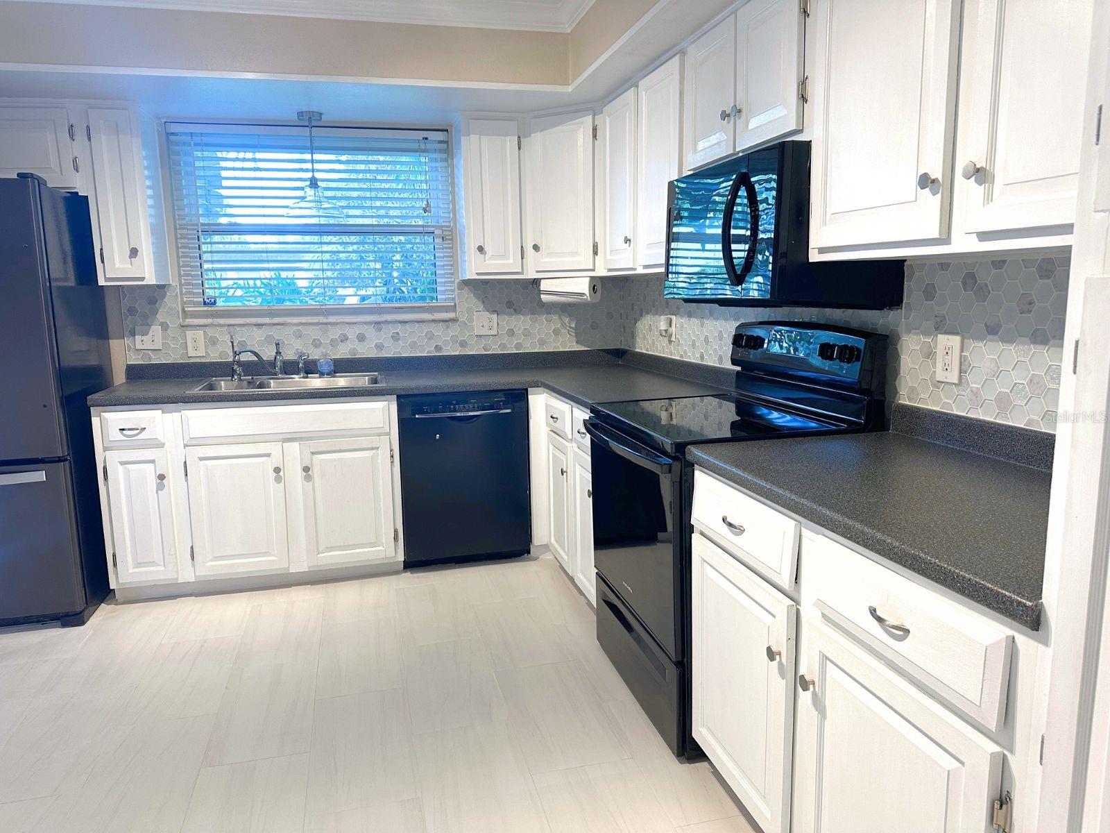 Image 10 of 33 For 816 Laurel Avenue 1