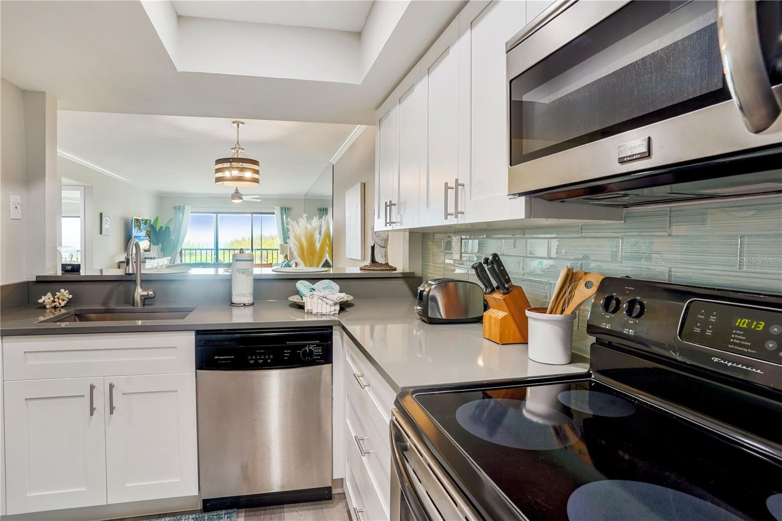 Listing photo id 11 for 7532 Bayshore Drive 203