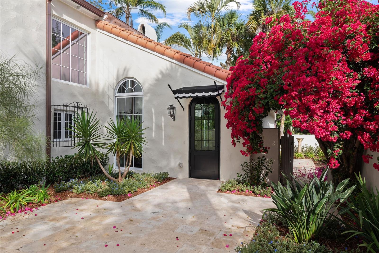 Image 4 of 50 For 909 Seminole Drive