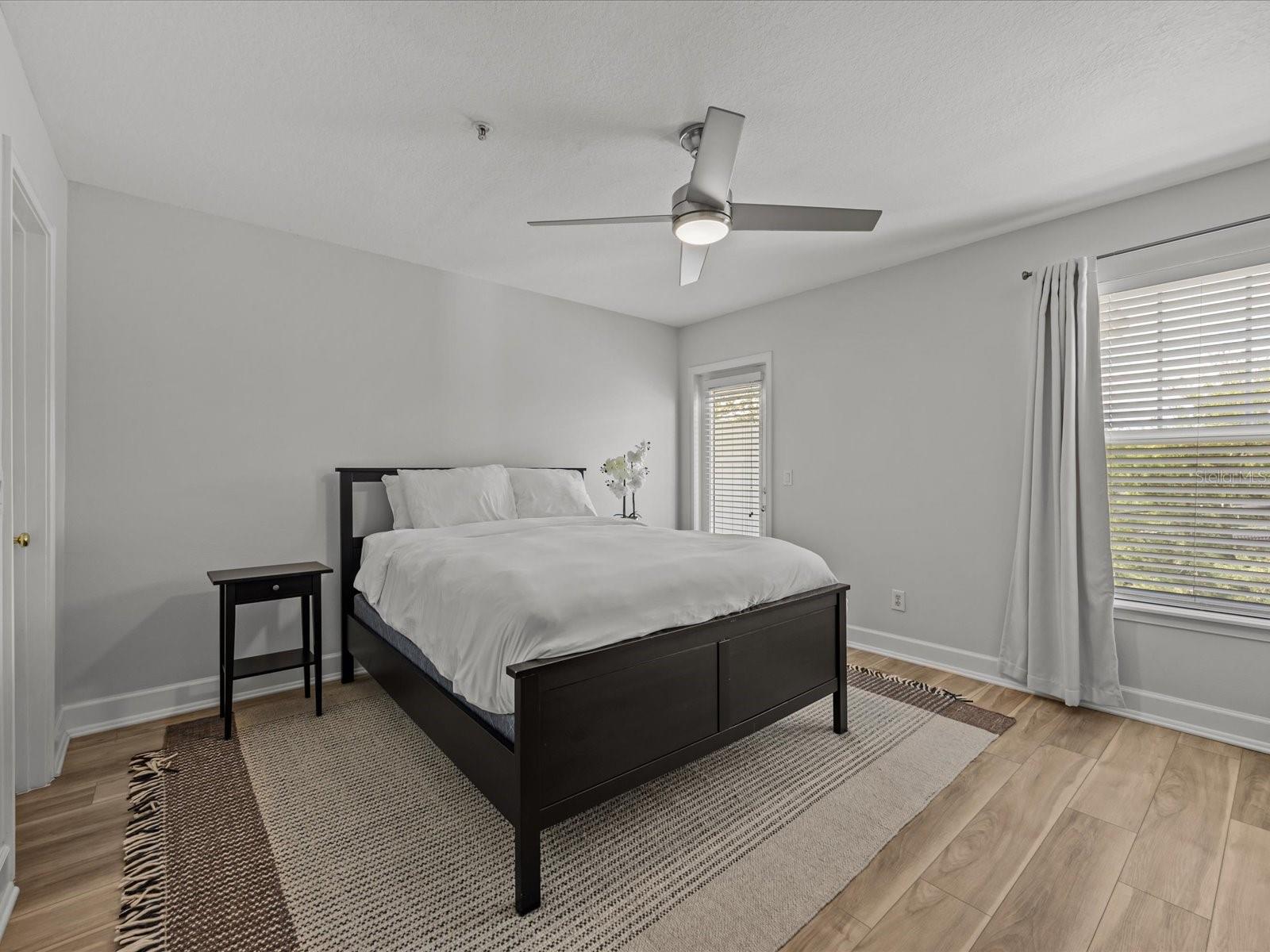 Image 13 of 33 For 945 Fern Creek Avenue 3