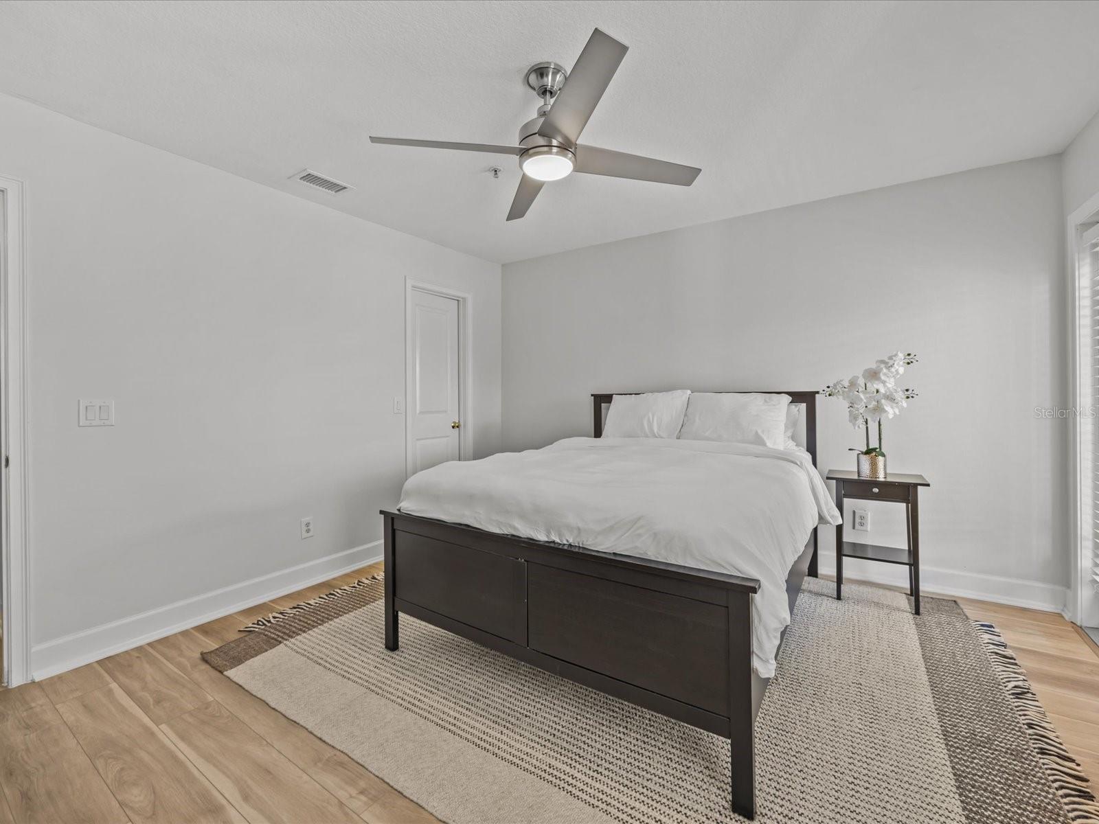 Image 21 of 33 For 945 Fern Creek Avenue 3