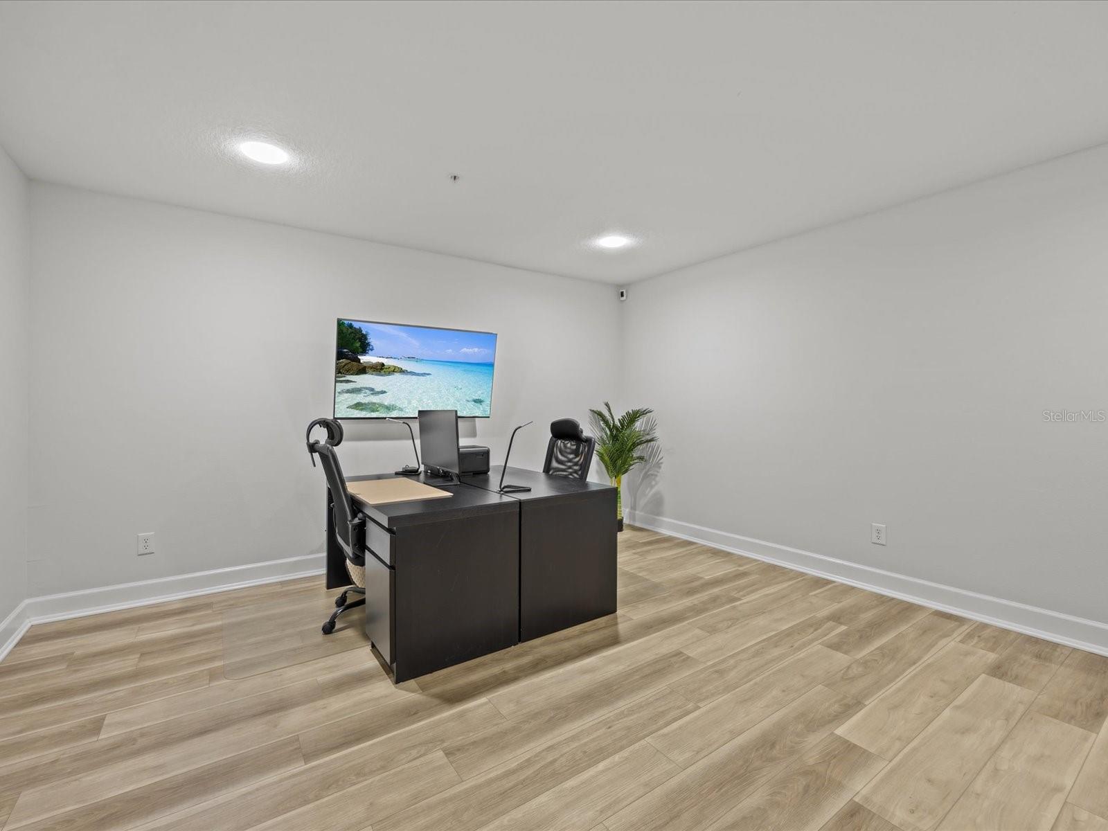 Image 23 of 33 For 945 Fern Creek Avenue 3