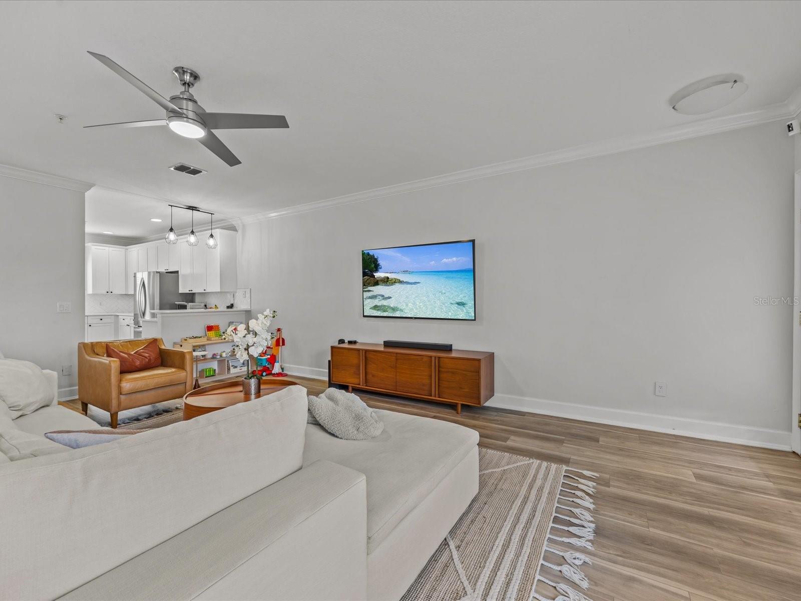 Image 4 of 33 For 945 Fern Creek Avenue 3