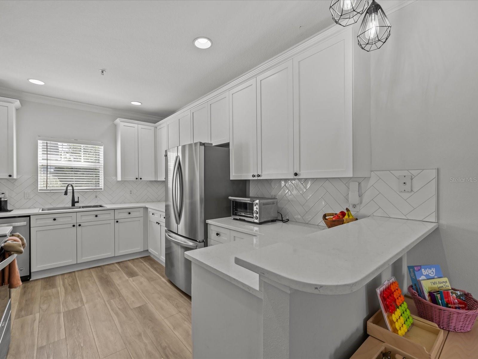 Image 6 of 33 For 945 Fern Creek Avenue 3