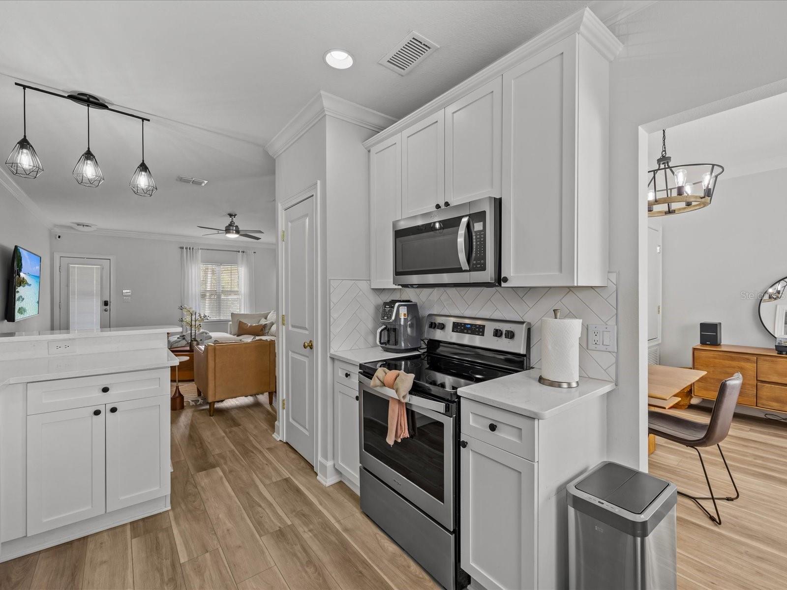 Image 9 of 33 For 945 Fern Creek Avenue 3