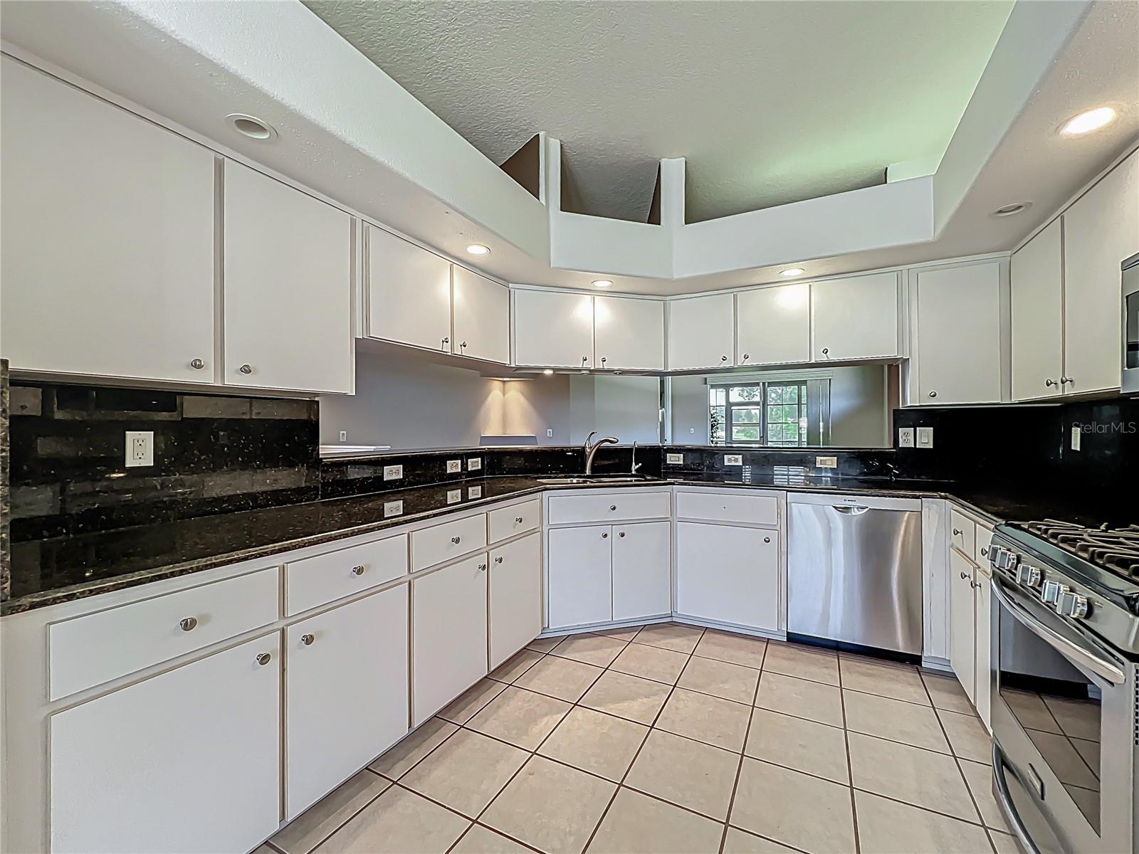 Image 10 of 53 For 21636 King Henry Avenue