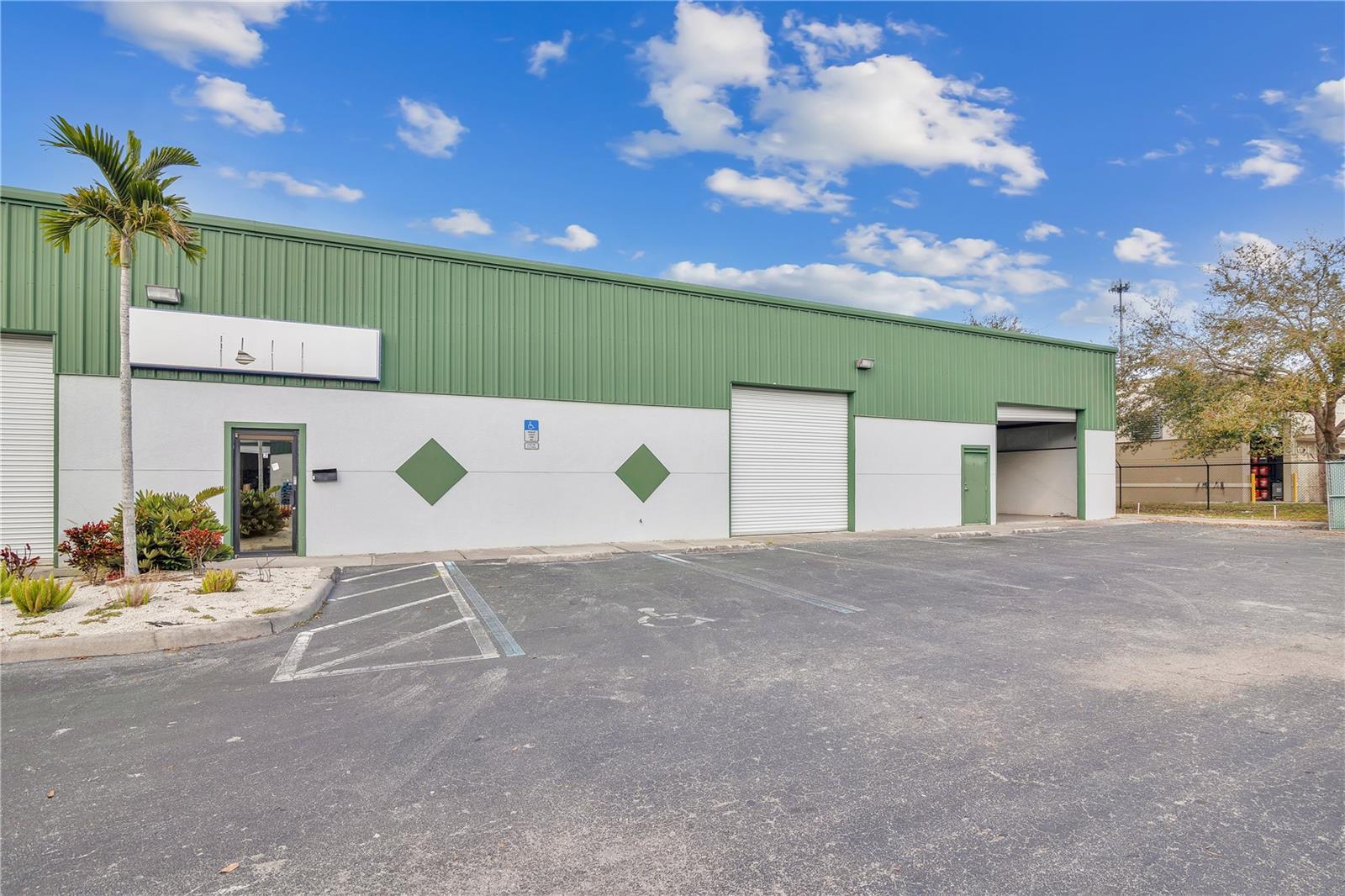 Image 2 of 53 For 6421 Pinecastle Boulevard 1