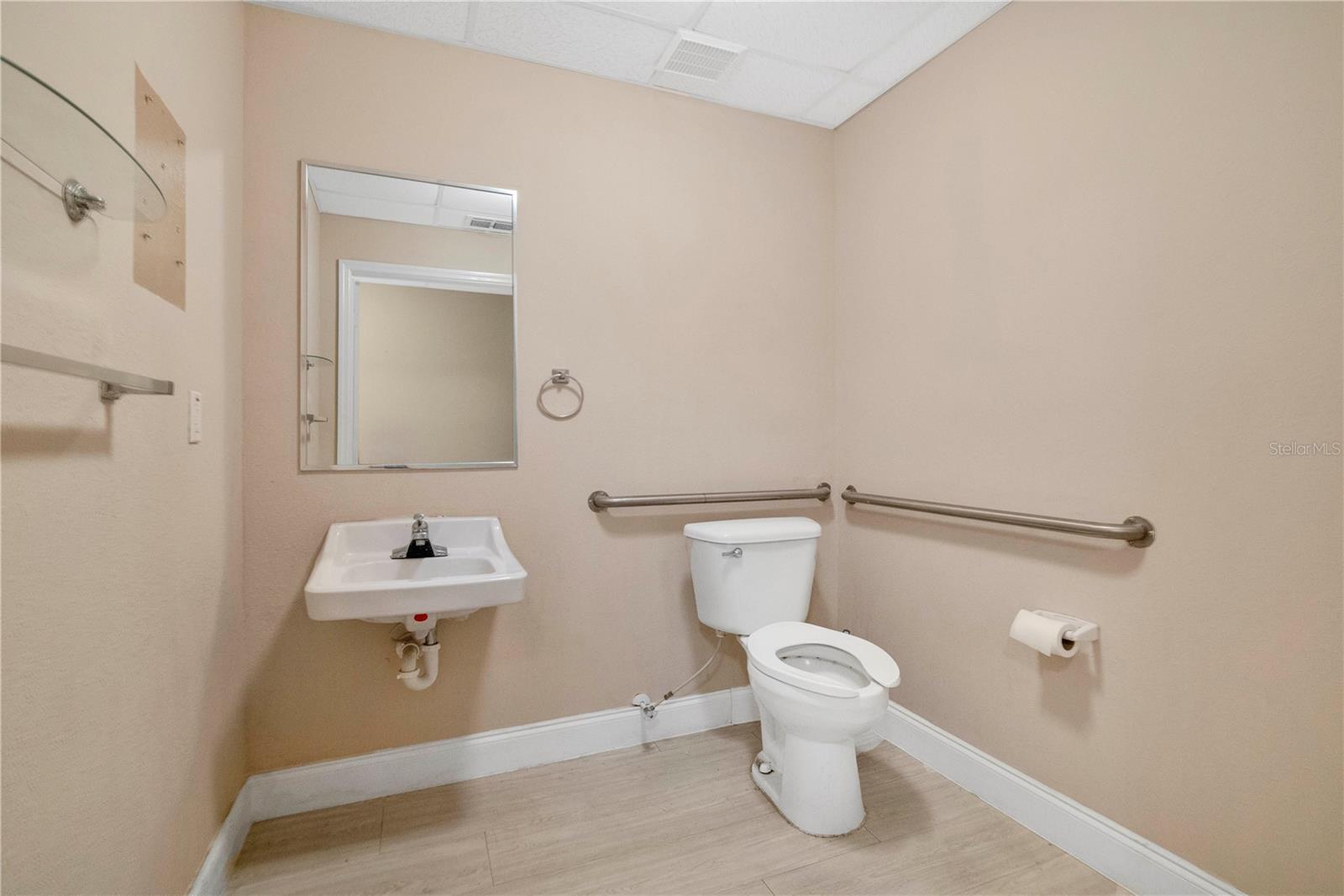 Image 44 of 53 For 6421 Pinecastle Boulevard 1