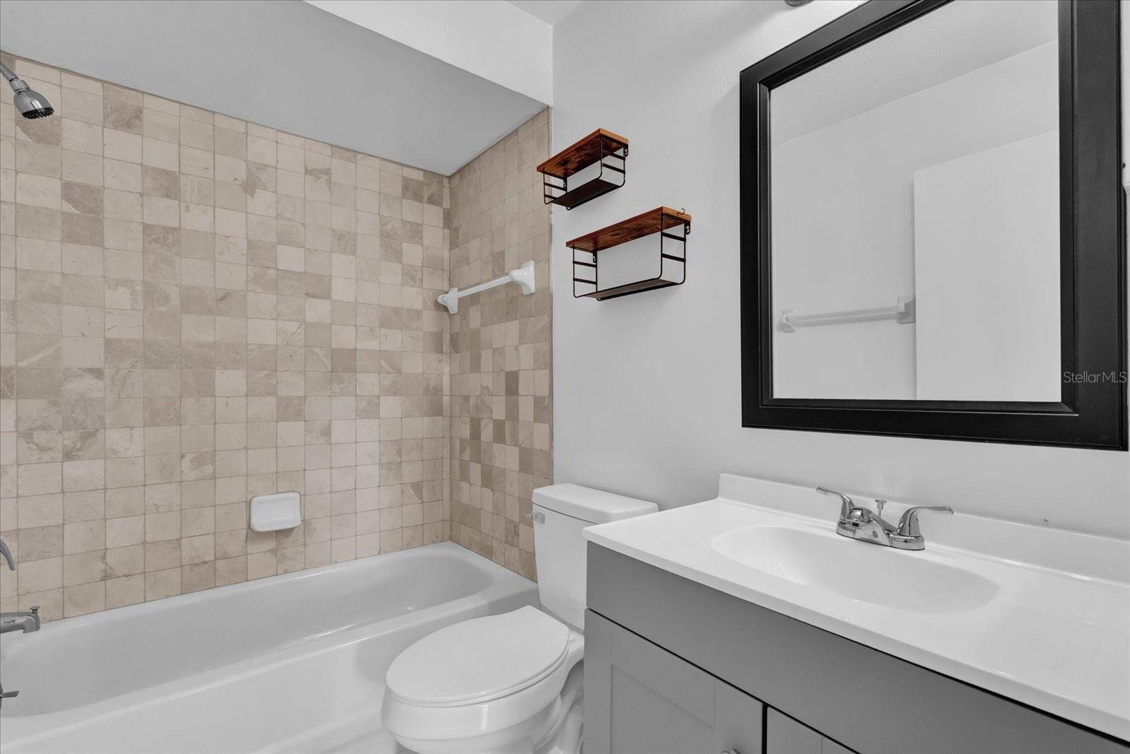Image 14 of 33 For 705 Northlake Drive 705