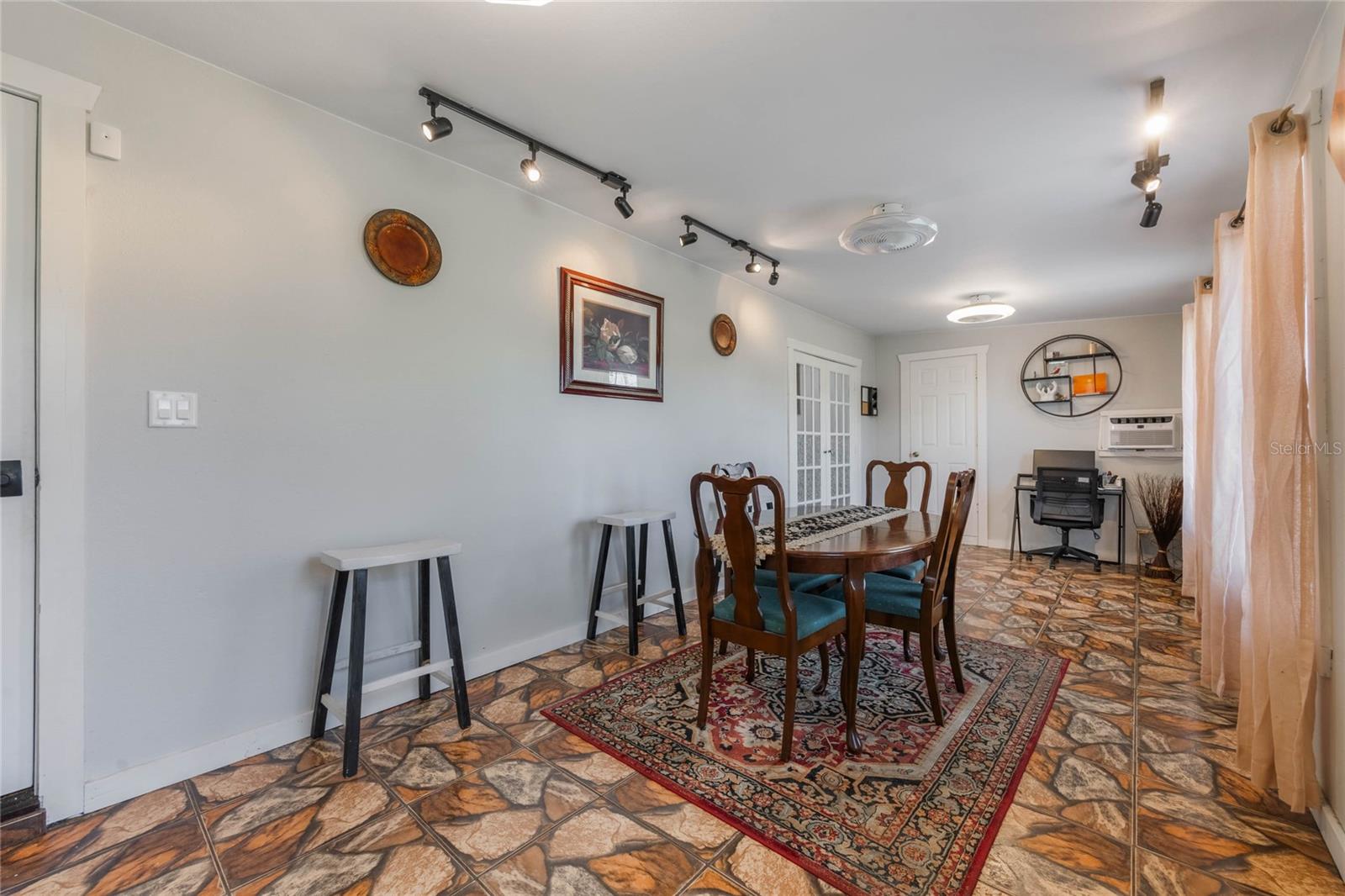 Image 16 of 64 For 2662 Hibiscus Court