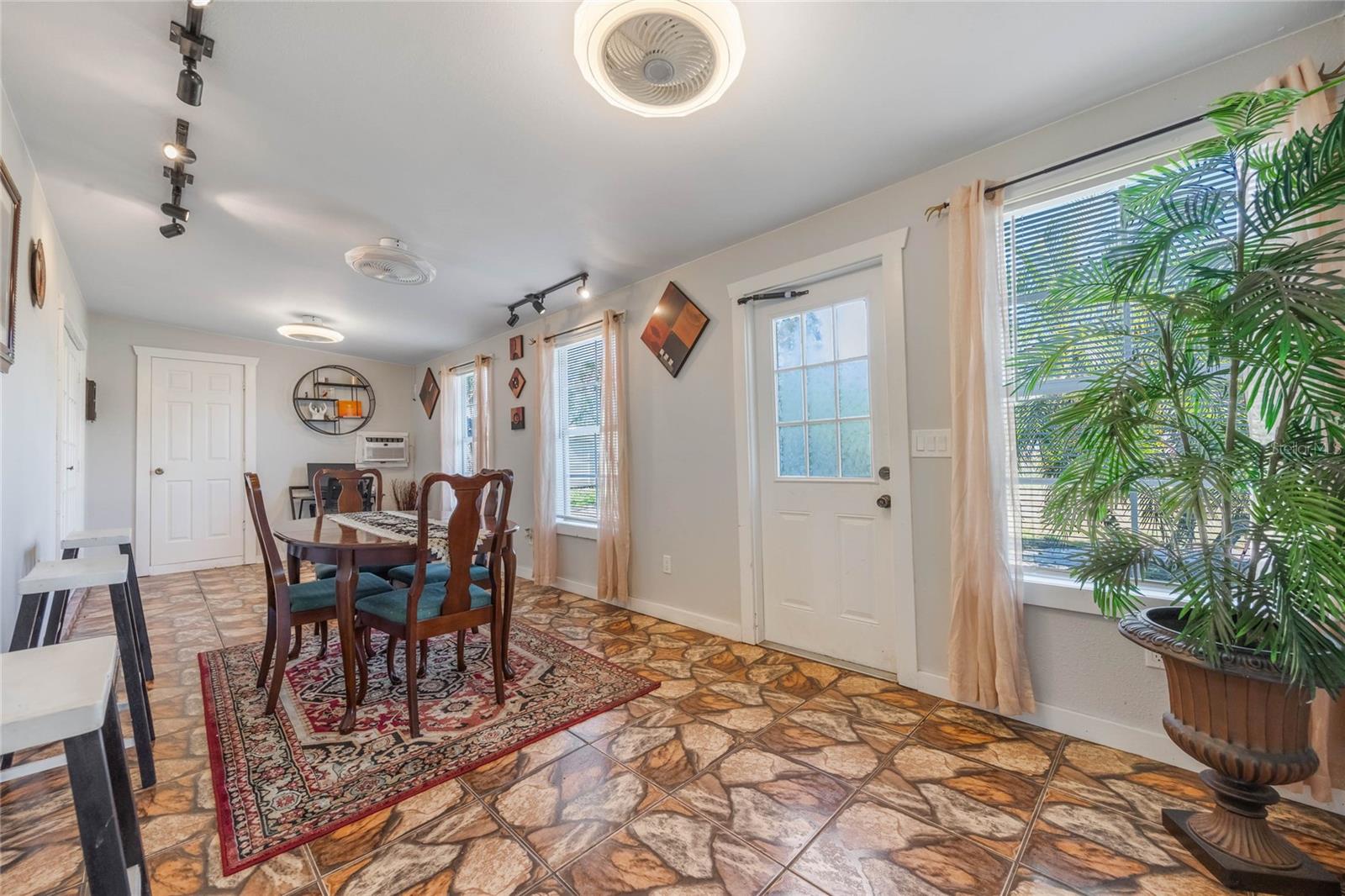 Image 17 of 64 For 2662 Hibiscus Court