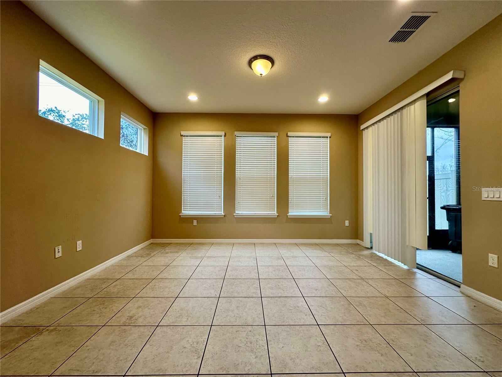 Image 4 of 23 For 1610 Mohegan Boulevard