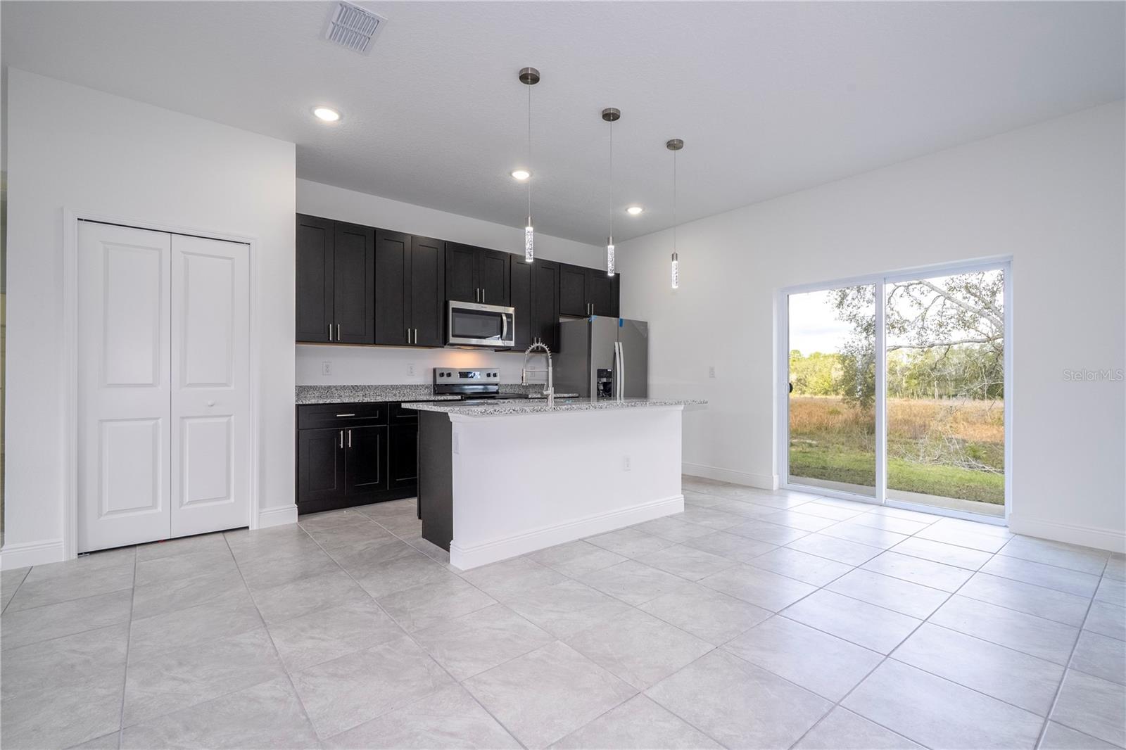 Listing photo id 9 for 2901 Redgate Drive