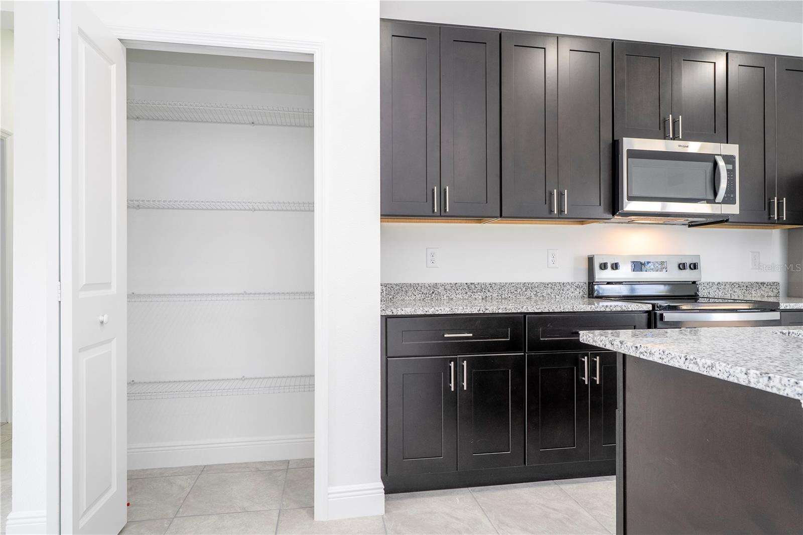 Listing photo id 16 for 2901 Redgate Drive