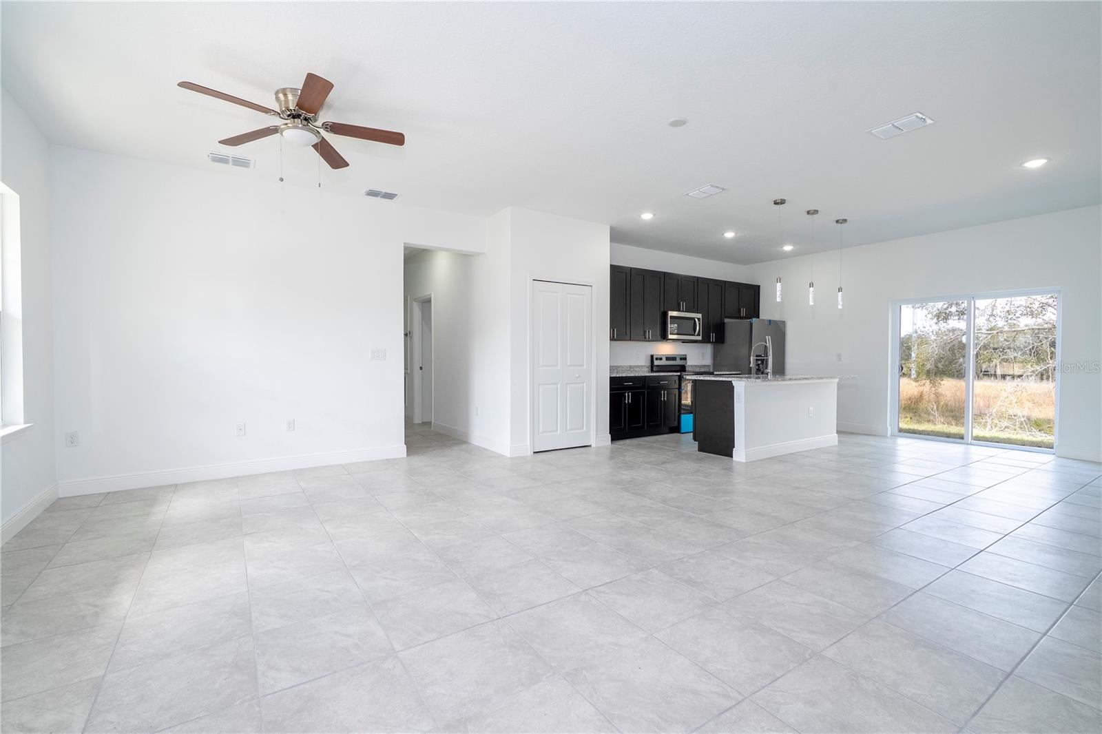 Listing photo id 7 for 2901 Redgate Drive