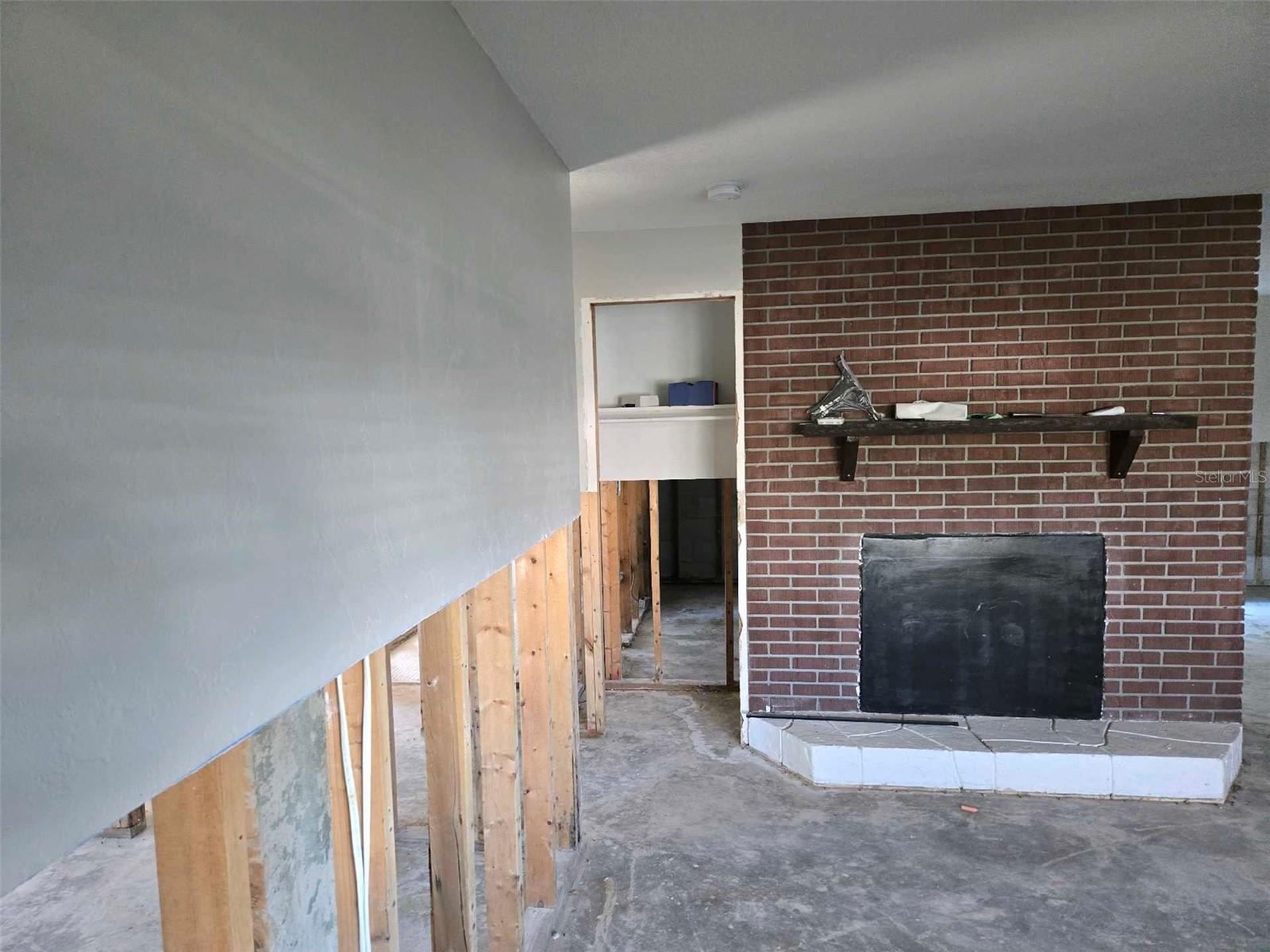 Listing photo id 8 for 4706 Lansing Street Ne
