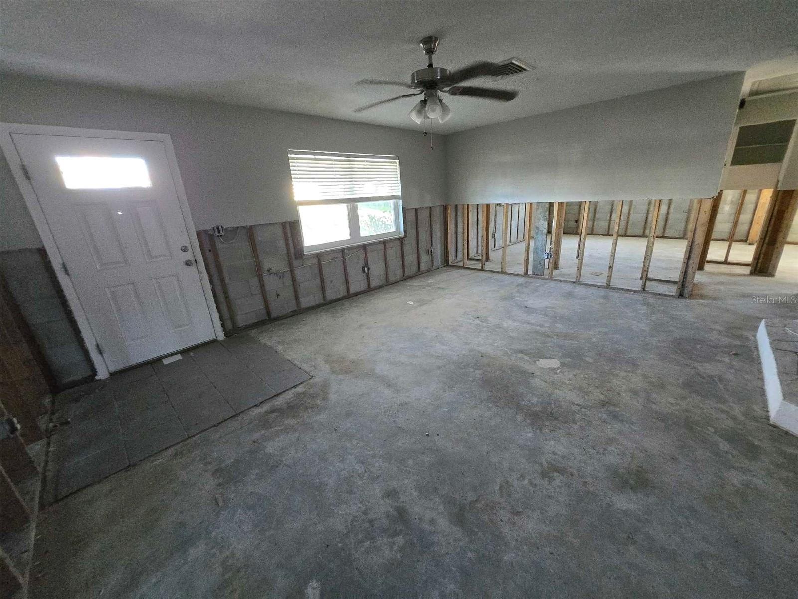 Listing photo id 9 for 4706 Lansing Street Ne