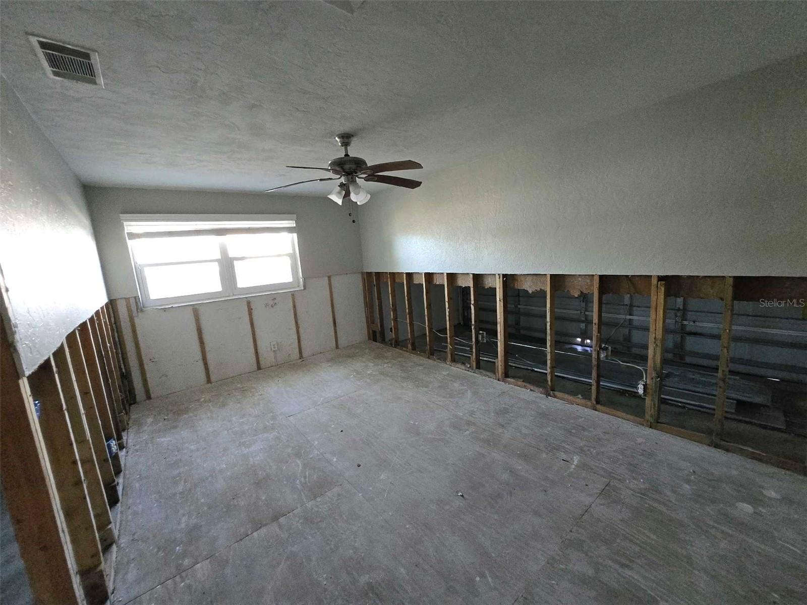 Listing photo id 11 for 4706 Lansing Street Ne