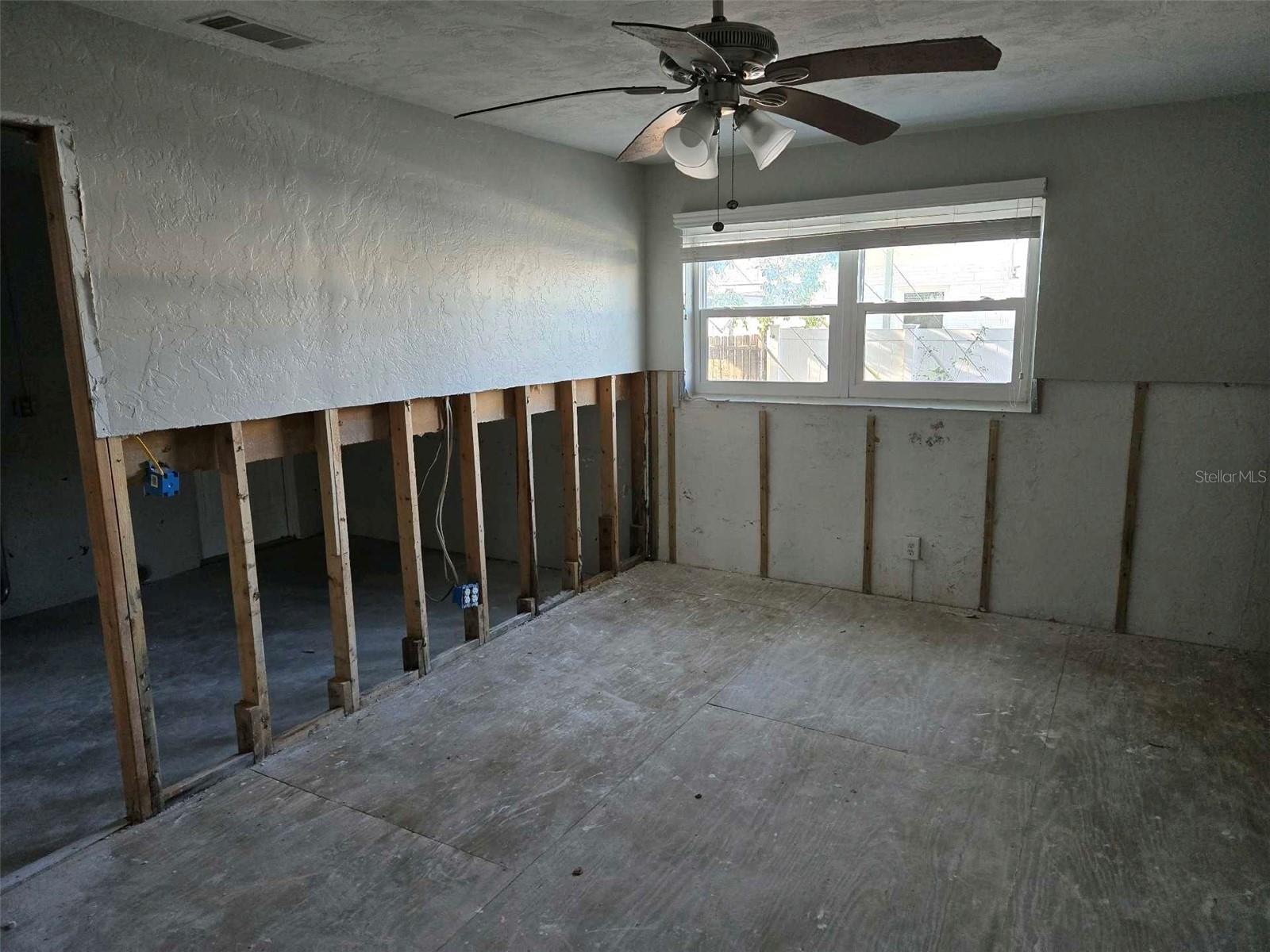 Listing photo id 12 for 4706 Lansing Street Ne