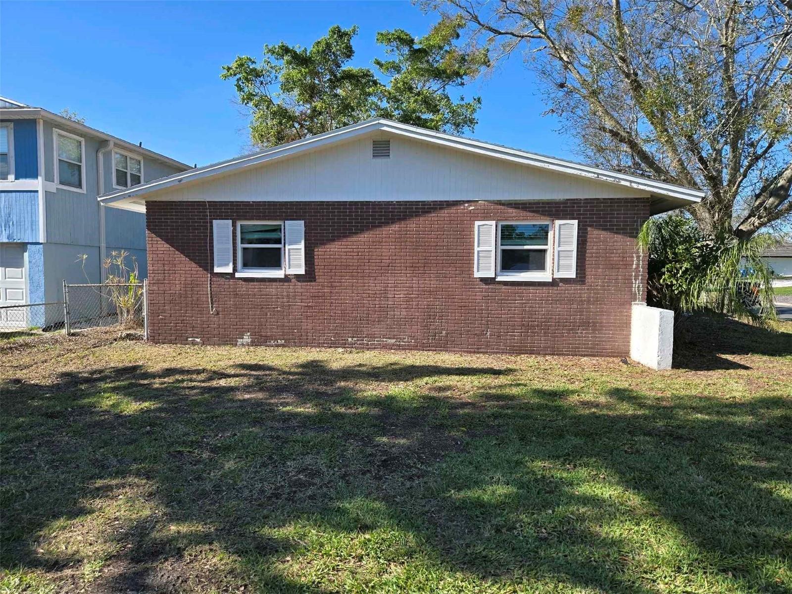 Listing photo id 14 for 4706 Lansing Street Ne