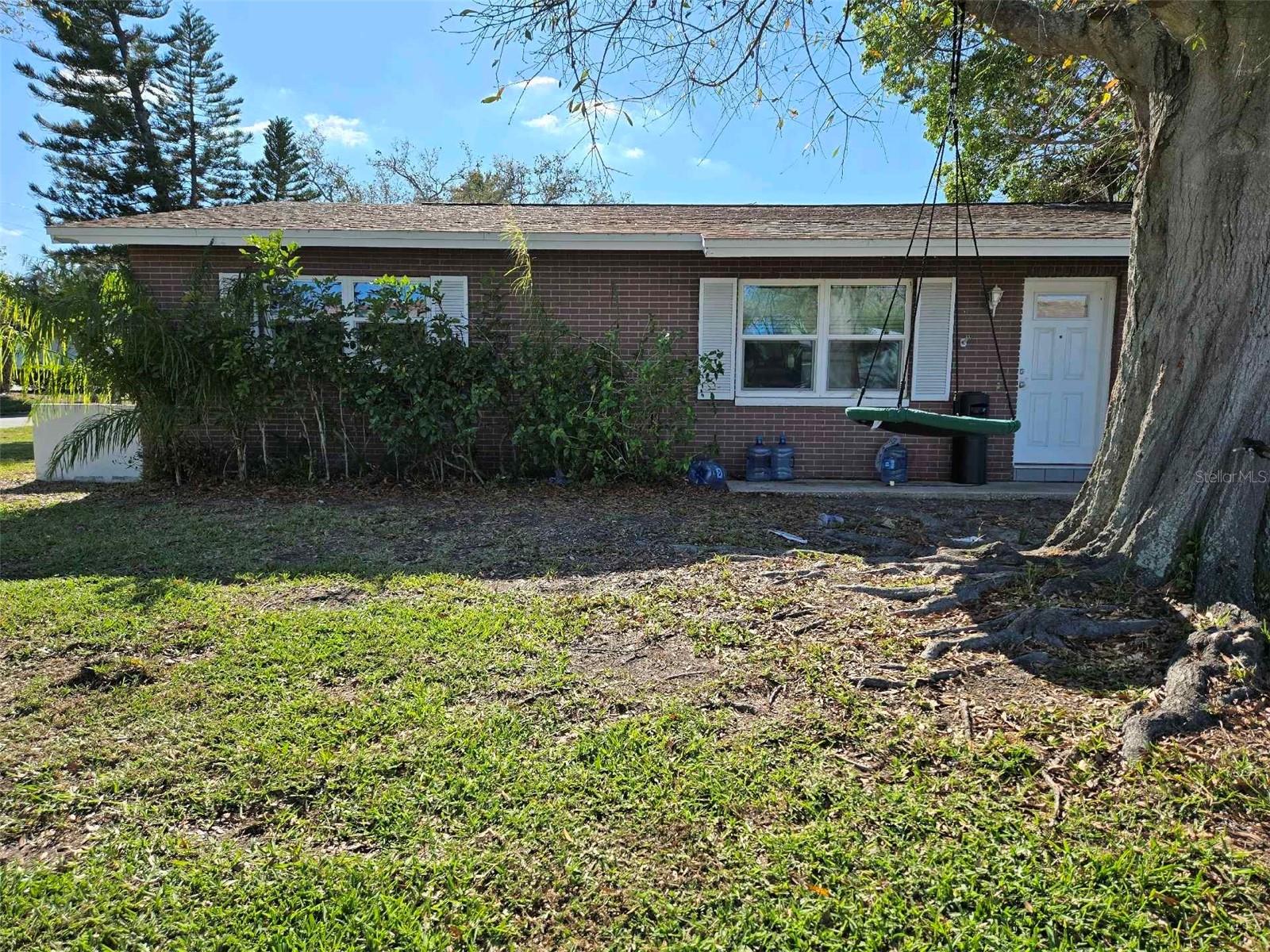 Listing photo id 0 for 4706 Lansing Street Ne